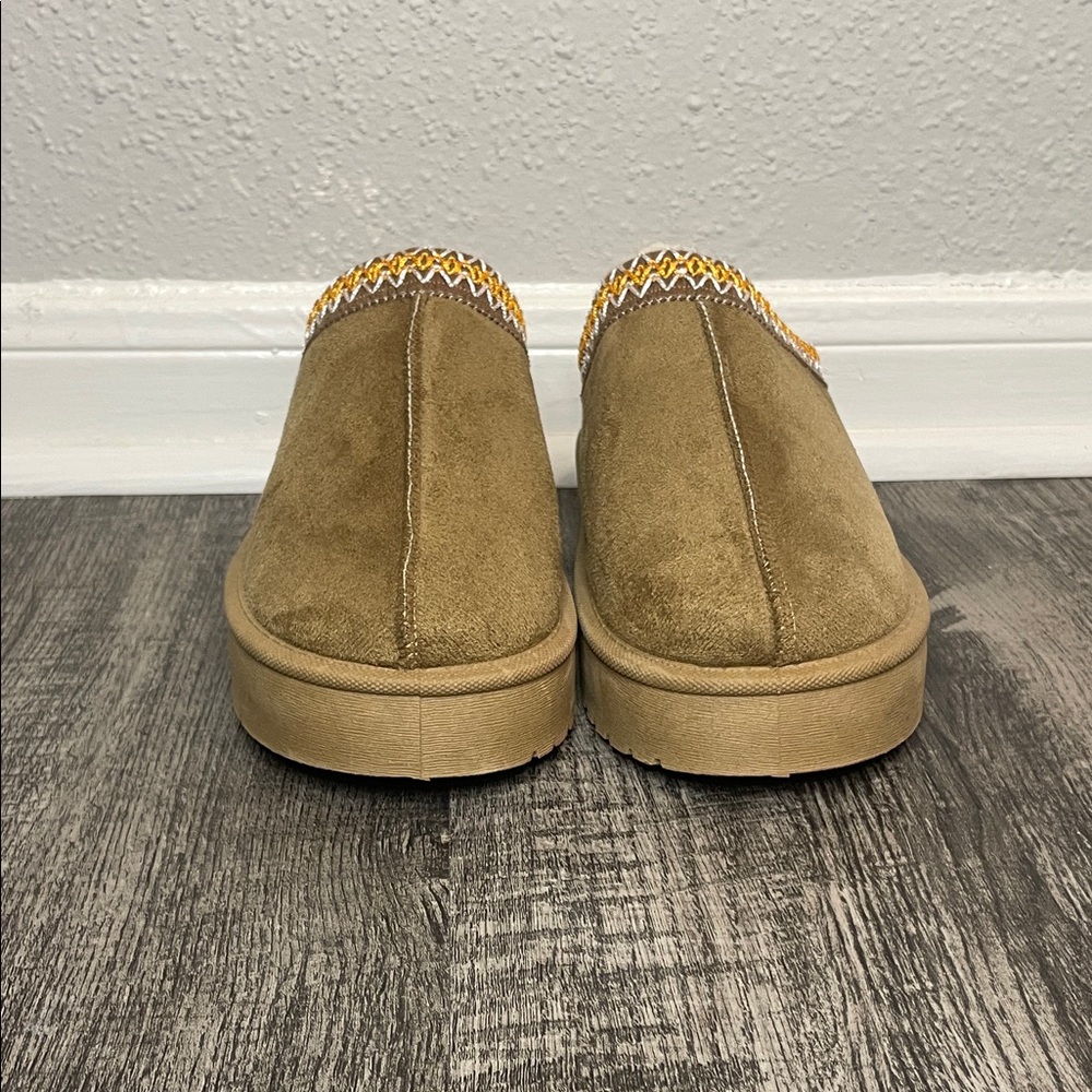 Cozy Tan Slip-On Women's Shoes-NWOT - Picture 3 of 12